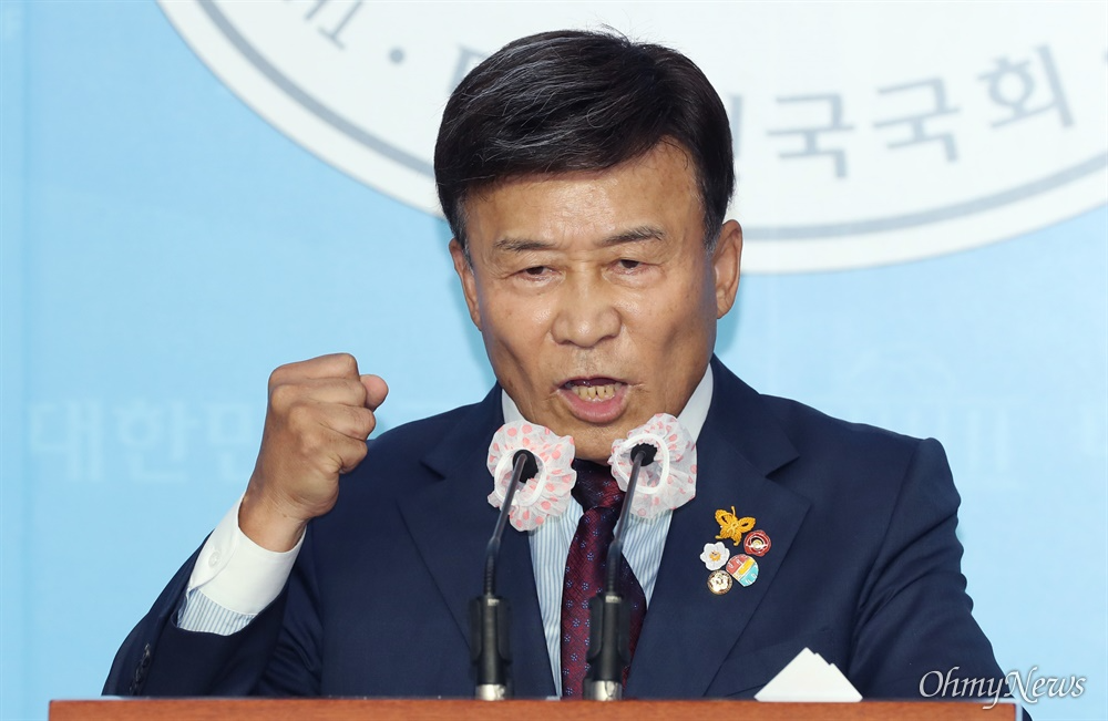  김원웅 광복회장. 사진은 지난 8월 24일 국회 소통관에서 기자회견을 열어 