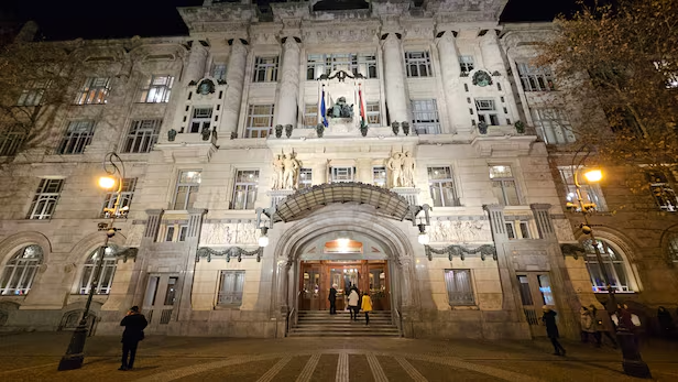 부다페스트 도심의 리스트 음악원. 1875년 문연 이 학교 초대 원장은 리스트였다. 입구 윗쪽에 리스트 좌상이 보인다. 안익태는 1938년부터 이 학교에서 졸탄 코다이 등에게 배웠다. /김기철