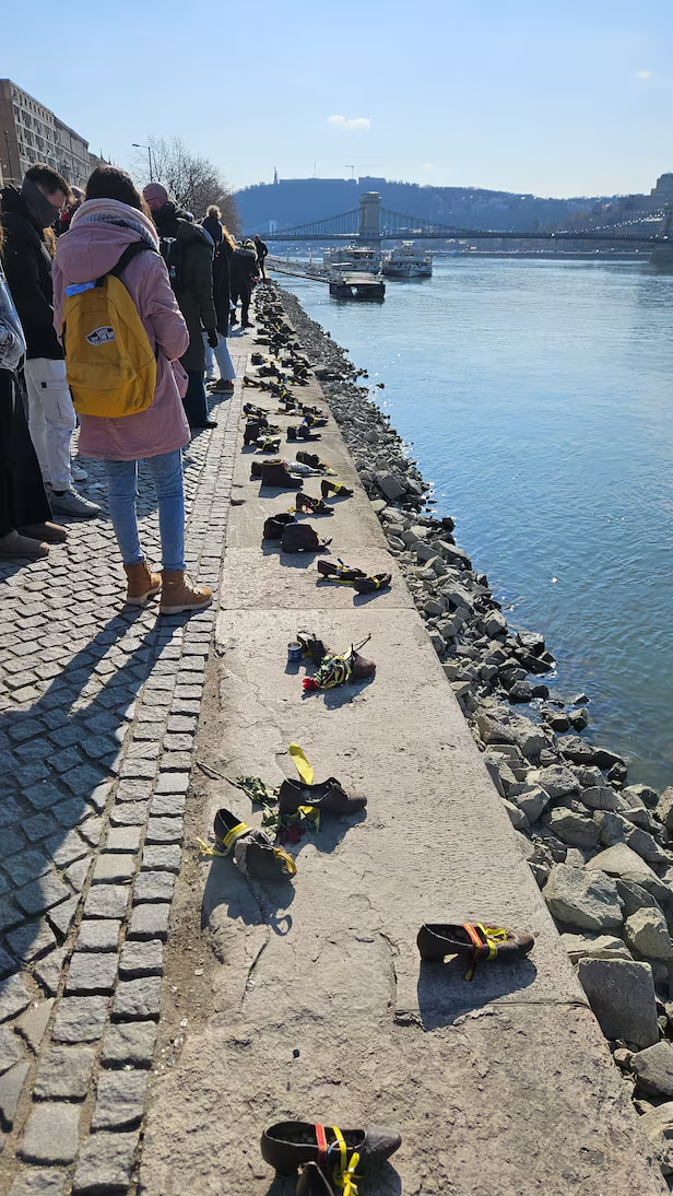 페스트쪽 다뉴브강가에 놓인 신발. 1944년 겨울 헝가리 파시스트 조직에 의해 끌려와 처형된 유태인 희생자들을 추도하는 기념물이다. 남녀 어른과 아이들 신발 60켤레가 강물을 향하고 있다. /김기철